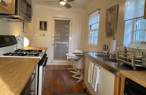 Greater Wilshire - Hancock Park Apartment | Hancock Park Private City Retreat w/Balcony, Shops, Restaurants & Paramount