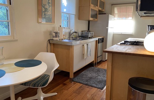 Greater Wilshire - Hancock Park Apartment | Hancock Park Private City Retreat w/Balcony, Shops, Restaurants & Paramount