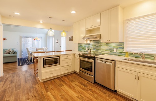 The Pines House | Handicap Accessible! Downtown Rehoboth Beach Sleeps 8 w/Parking Porch
