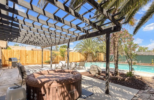 Hanford House | Hanford Sunny Oasis Downtown, with BBQ, Pool & Spa