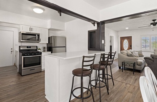 Hanford House | Hanford Sunny Oasis Downtown, with BBQ, Pool & Spa