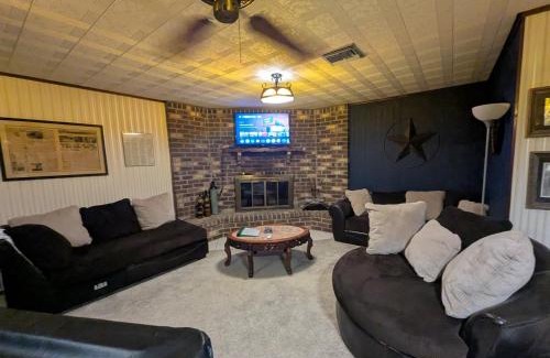 Silsbee House | Hangout Haven - Soak, Play, Relax