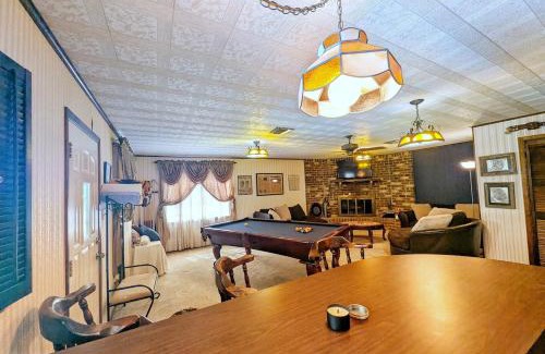 Silsbee House | Hangout Haven - Soak, Play, Relax