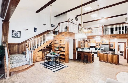 Lawton House | Hanza's Heartland- The retreat you deserve-Charming 4-bedroom/5 bed house