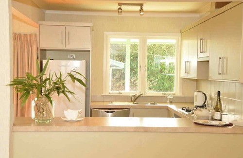 Taupo House | Happiness is Huia a block from the lake - Summer