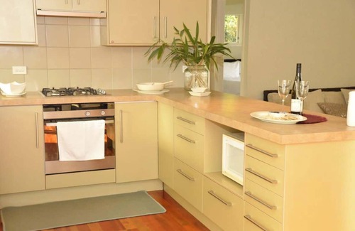 Taupo House | Happiness is Huia a block from the lake - Summer