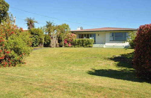 Taupo House | Happiness is Huia a block from the lake - Summer