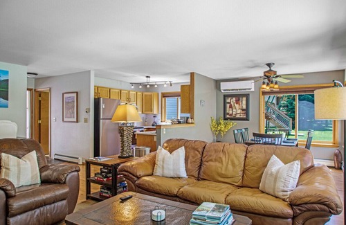 Carbondale Apartment | Happy Home - Sunny and Clean House near Downtown