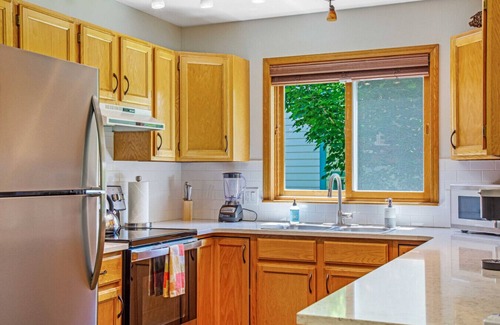 Carbondale Apartment | Happy Home - Sunny and Clean House near Downtown