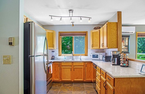 Carbondale Apartment | Happy Home - Sunny and Clean House near Downtown