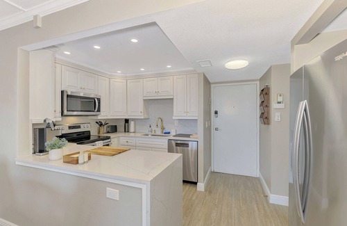Siesta Key Condo | Harbor Towers 1BD with washer & dryer in unit!