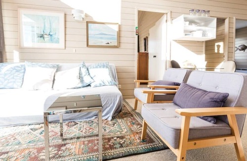 Pakuranga Apartment | Harbour and Coastal 3 Bedroom Home with Path Views