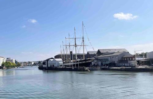Clifton Apartment | Harbour House Bristol Entire townhouse with harbour views, sleeps up to 7 people