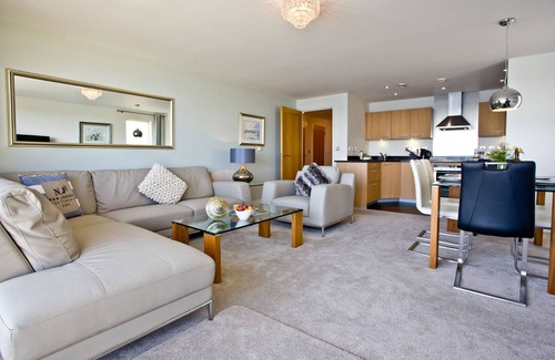 Torquay City Centre Apartment | Harbour View, Luxury 5 star Apartment, Stunning Views, Location Free Parking