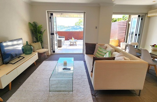 McMahons Point Apartment | Harbourside Escape: Sunlit Outdoor Terrace & Harbour Views