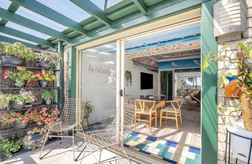 McMahons Point Apartment | Harbourside Pad with Waterfront Views