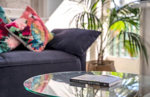 McMahons Point Apartment | Harbourside Pad with Waterfront Views