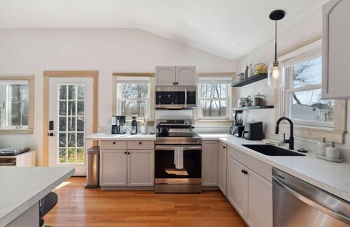 Hampton House | Harley's House | Minutes to Beach | Outdoor Shower