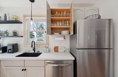 Hampton House | Harley's House | Minutes to Beach | Outdoor Shower