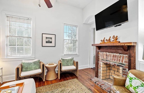 Northwest Quadrant House | Harrington House- Short Walk to Downtown