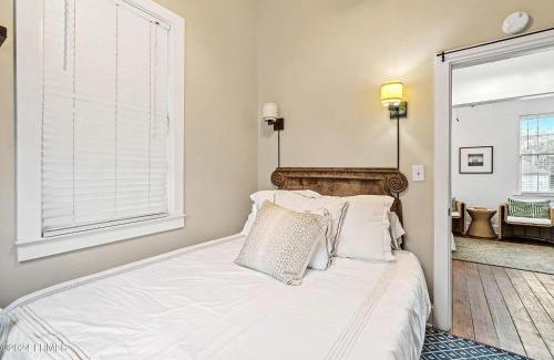 Northwest Quadrant House | Harrington House- Short Walk to Downtown