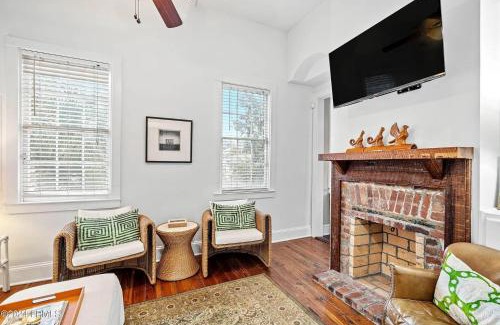 Northwest Quadrant House | Harrington House- Short Walk to Downtown