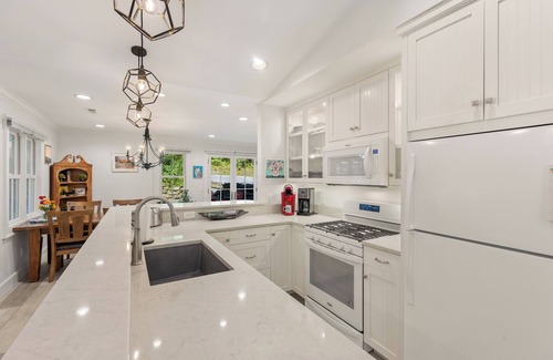 Highlands House | Harris Cottage - Stroll to Harris Lake! Cozy & Modern home