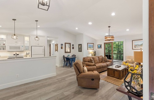 Highlands House | Harris Cottage - Stroll to Harris Lake! Cozy & Modern home