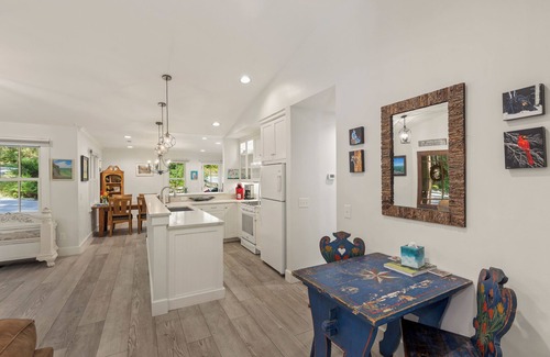 Highlands House | Harris Cottage - Stroll to Harris Lake! Cozy & Modern home
