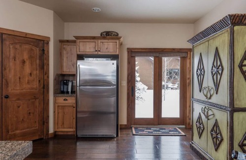 Victor House | Harris Hawk Cabin with AC and Hot Tub