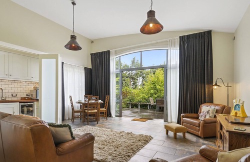 Gladstone House | Harvest Escape – Carterton Holiday Apartment