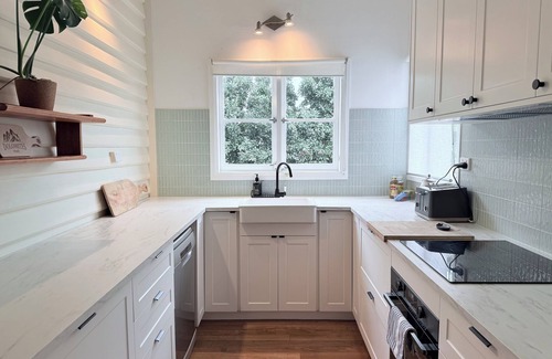 South Fremantle House | Harveys Beach house is located only minutes to South Beach and a variety of cafes and restaurants