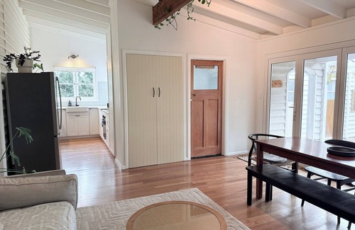 South Fremantle House | Harveys Beach house is located only minutes to South Beach and a variety of cafes and restaurants