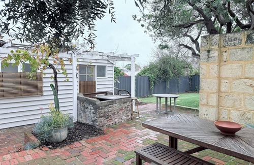 South Fremantle House | Harveys Beach house is located only minutes to South Beach and a variety of cafes and restaurants