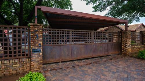 Potchefstroom House | Haus on Strauss