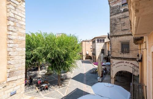 Montblanc Apartment | Hauzify I Apartaments La Plaça