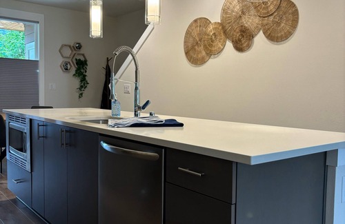 White Center House | Haven at Greenbridge: Near SEA Airport & Downtown Seattle