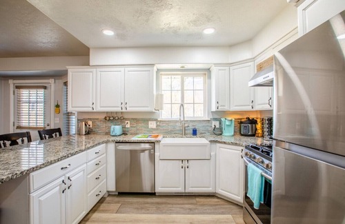 Pleasant Grove House | Hawaiian Surfer Haven| Family Stay Near Slopes