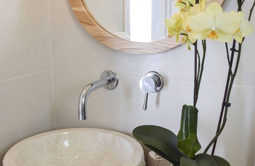 Milos Hotel | Hawk Stone