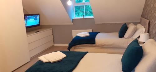 Little Hay Apartment | Hawksworth House in Birmingham near Solihull, near the NEC, HS2, JLR, Bear Grylls Centre, Resorts World and Birmingham airport, with garage and free parking, great for families and contractors