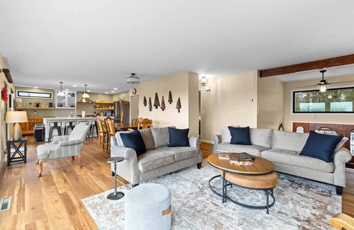 Hayden Lake House | Hayden Escape – Lake Views, Chef’s Kitchen, Outdoor Dining, and Hiking Nearby!