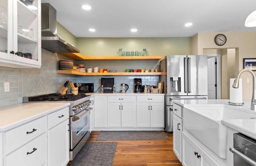 Hayden Lake House | Hayden Escape – Lake Views, Chef’s Kitchen, Outdoor Dining, and Hiking Nearby!