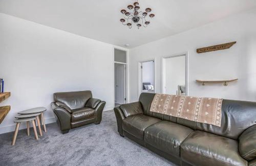 South Hayling House | Hayling Beach House with Parking Pass The Keys