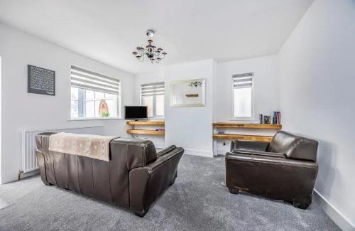 South Hayling House | Hayling Beach House with Parking Pass The Keys