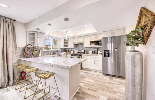 Yorktown Condo | HB4A-Southwestern Vibe amid the cool CA beach
