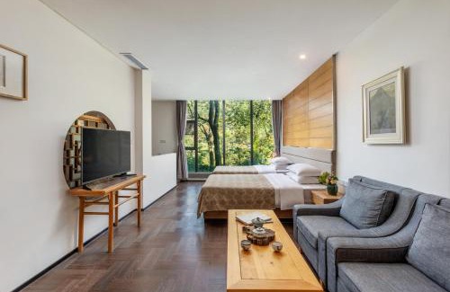 Xiufeng Hotel | He She Courtyard Free pick-up train station stay 3 nights