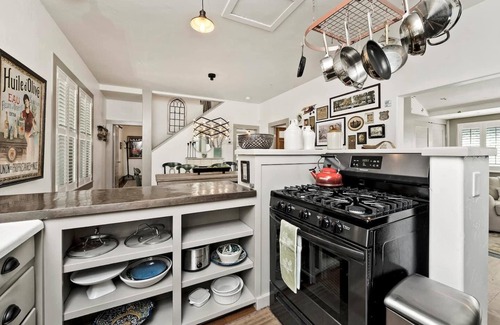 Healdsburg Cottage | Healdsburg Plaza Gem | A Wine Country Escape