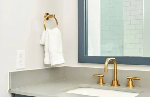 French Quarter Hotel | Hearing-Accessible Canal Street Apartment | Walk to French Quarter | 623 Canal