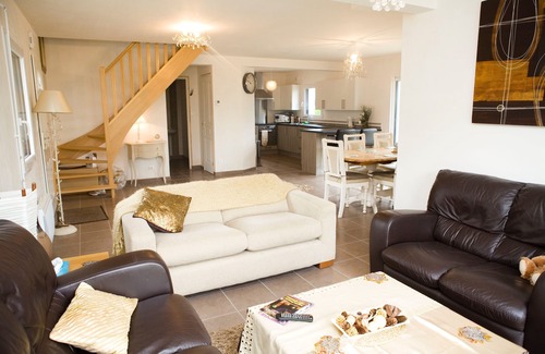 Laniscat House | Heart of Brittany, Modern & Sleeps upto 8, Close to Amenities and Guerledan Lake