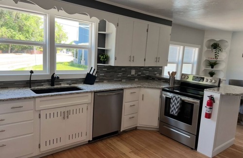 Southeast Boise House | Heart of Boise-Close to St. Luke's-Charming 2 bedroom-Fully furnished/utilities